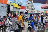 H-3 Lebaran, sejumlah pasar tradisional di Palangka Raya dipadati masyarakat