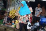 Permintaan bungkus ketupat daun pandan di Palembang tinggi