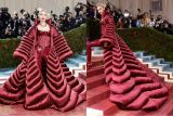 Gigi Hadid serba merah  di Met Gala 2022