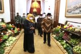 Khofifah kupaskan nanas untuk Prabowo di Grahadi