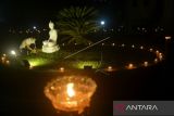 Umat Buddha meditasi dan doa bersama di Benteng Rotterdam