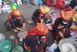 Gadih Minang di Bukittinggi masak rendang di Jam Gadang