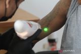 Relawan yang tergabung dalam Better Youth Foundation menghapus tato peserta saat layanan hapus tatto gratis di aula Masjid Qoobah, Kediri, Jawa Timur, Sabtu (28/5/2022). Kegiatan hapus tato tanpa dipungut biaya yang hanya mensyaratkan peserta hafal minimal lima ayat surat Ar-Rahman tersebut diikuti oleh sedikitnya 28 orang dari sejumlah daerah. Antara Jatim/Prasetia Fauzani/zk