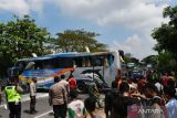 Belasan penumpang terluka akibat bus terguling