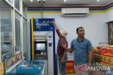 Penjahat ini berpura-pura menolong korban di ATM, kemudian menggasak uangnya