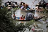 Sekian lama hidup di atas perahu, orang-orang ini berharap bisa hidup lebih baik