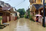 Luapan sungai tinggi, warga bantaran kali dievakuasi