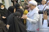 Keluarga sambut Rizieq Shihab  di Petamburan setelah dinyatakan bebas bersyarat