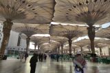 Seorang jamaah haji merokok di area Masjid Nabawi