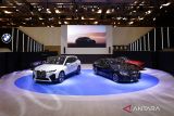 BMW usung lini kendaraan listrik iX dan i4 di pada perhelatan otomotif GIIAS 2022