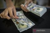 Dolar melonjak setelah Powell isyaratkan suku bunga yang lebih tinggi