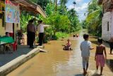 Luapan sungai Rokan Hulu akibatkan jalan permukiman tergenang