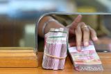 Kurs rupiah menguat seiring turunnya penjualan perumahan di AS