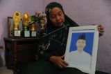 Ibu korban tunjukkan foto almarhum AM diduga korban penganiayaan di Ponpes Gontor