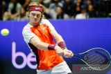 Tsitsipas tersingkir dari lapangan rumput saat Medvedev capai perempat final