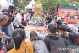 Sejumlah warga berebut Gunungan Prokes di Teras Malioboro 1