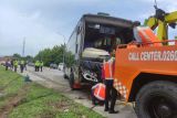 Bus rombongan peziarah jatuh terguling usai tabarakan dengan minibus