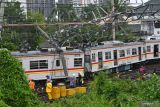 Tiga gerbong KRL terdampak kereta anjlok di Kampung Bandan