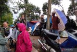 Mensos Risma menolak dipayungi saat hujan oleh pengungsi di Cianjur