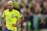 Neymar akan menjalani operasi lutut kirinya di Brazil pada Kamis