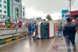 Truk roda empat terbalik di jalan layang Bukittinggi