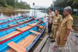 Fairid  serahkan perahu dan dana operasional bagi guru di pelosok