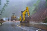 Ruas jalan Ruteng-Reo  tertutup tanah longsor