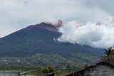 Gunung Kerinci kembali  hembuskan abu berwarna coklat