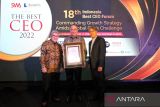 Dirut BNI meraih penghargaan The Best CEO with Distinction 2022