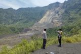 Dinding kawah Gunung Galunggung longsor