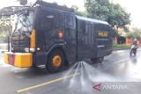 Polres Temanggung gunakan water cannon hilangkan abu Merapi  di jalan