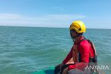 Seorang perempuan lompat ke laut