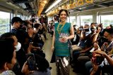 Warga Palembang antusias saksikan trunk show di gerbong LRT