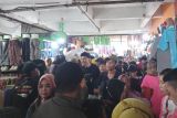 Kawasan Pasar Tanah Abang penuh dan sesak pada H-7 Lebaran