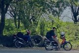 Sejumlah pemudik gunakan motor tidur di pinggir Jalan Pantura untuk hilangkan lelah