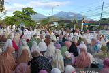 Membludak, Jamaah Sholat Idul Fitri di Halaman Masjid Taqwa Muhammadiyah