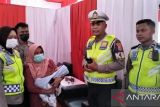 Seorang wanita melahirkan di Pos Terpadu Exit Tol Parungkuda akibat terjebak macet