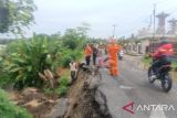 Polres OKU Timur pasang garis polisi di jalan longsor