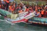 Ratusan perahu  nelayan iringi tradisi lomban kupatan Jepara