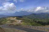 Melintasi jalan Sabuk Merah di perbatasan Indonesia-Timor Leste yang dikeliling bukit