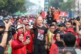 Ganjar sapa warga Alun-alun Serang sambil berolahraga