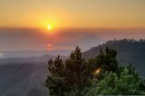 Menikmati Matahari terbit dan terbenam dari Bukit Legend SItubondo, Jawa Timur