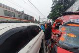 Tersangkut rel kereta angkot tertabrak KRL di Depok