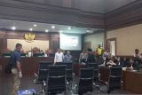 Gubernur Papua non aktif Lukas Enembe protes atas dakwaan jaksa KPK