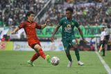 Thomas Doll sebut laga lawan Persebaya sebagai pengalaman berharga