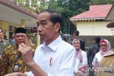 Jokowi pamerkan baju yang dipakai produksi SMK di Jambi