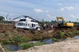 Helikopter BNPB mendarat mendadak di lahan gambut wilayah Kobar