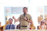 Bupati Bantaeng menyerahkan BLT kepada puluhan KPM