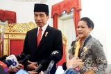 Jokowi berbincang dengan Ketua Umum Hanura di Istana