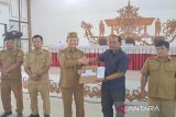 Bupati Gumas serahkan SK penetapan plasma PT BMB estate Kurun